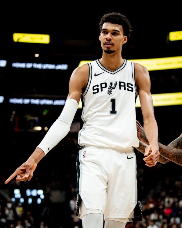 开元棋牌 文班25+9马刺大捷爵士 布克40分太阳逆转快船