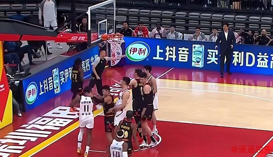 CBA再现奇葩！2米19中锋下黑脚激化矛盾，<a href=