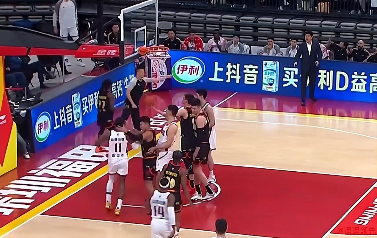 CBA再现奇葩！2米19中锋下黑脚激化矛盾，裁判8分钟狂吹8次技犯
